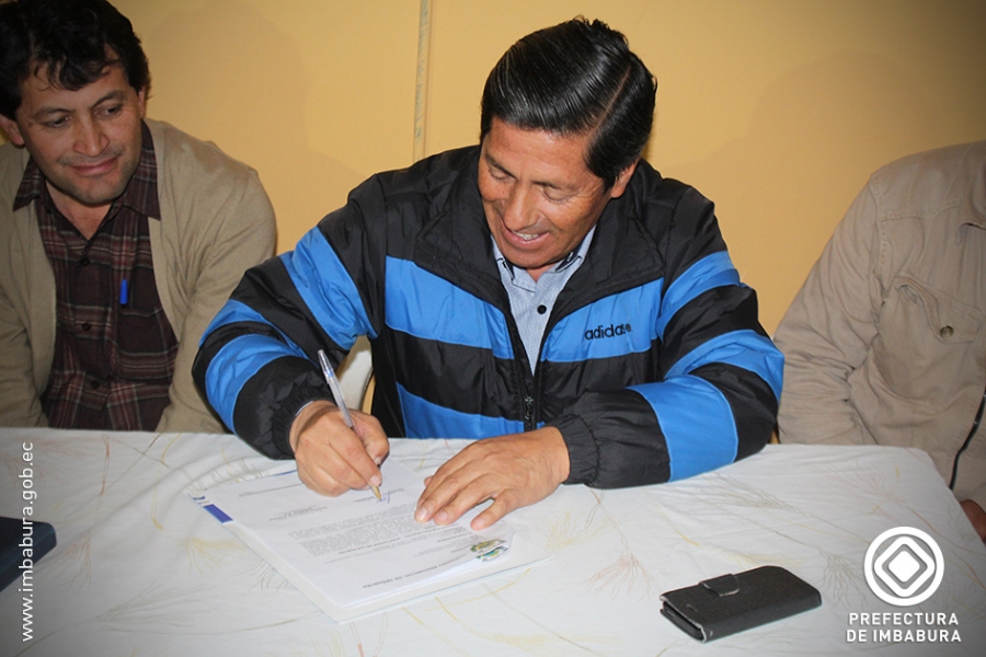 Firma del contrato para dar sustento al compromiso de inversión en el asfaltado de la vía en Piava Chupa.