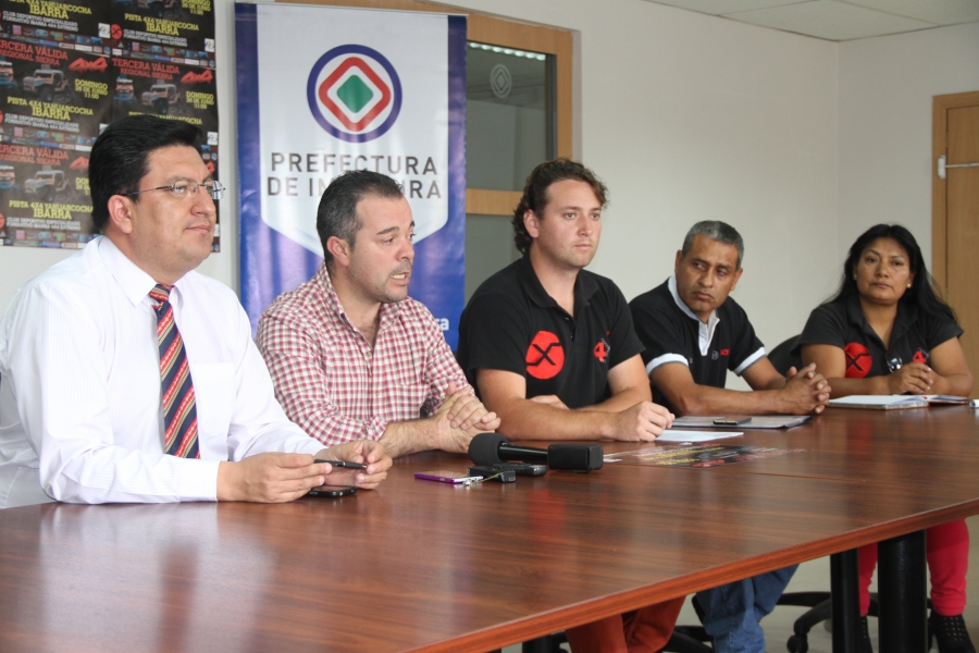 Representantes del “Club Deportivo Especializado Formativo Ibarra 4x4 Extremo” y de la Prefectura de Imbabura en la rueda de prensa en la que se informó sobre la competencia.