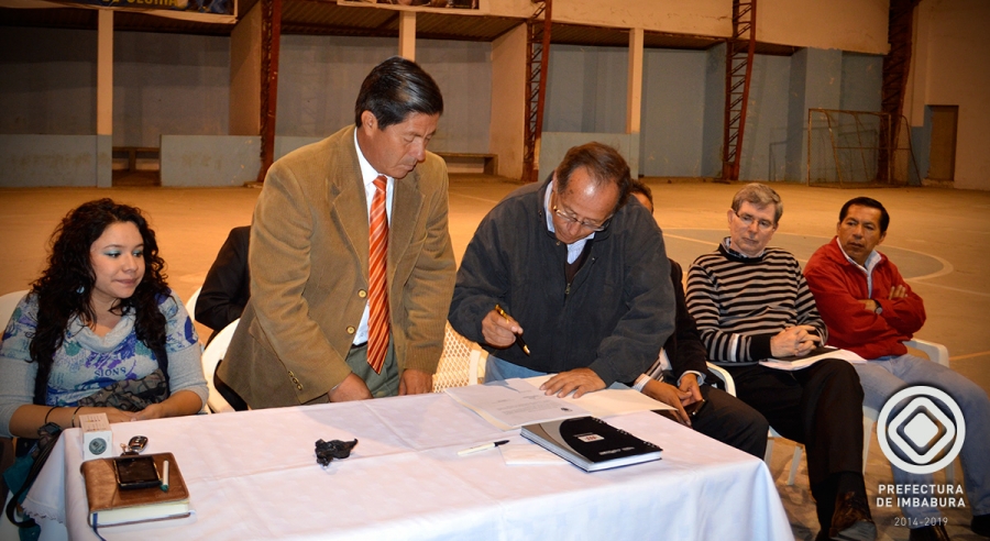 El prefecto de Imbabura, Pablo Jurado, firmó el contrato para el adoquinado de tres calles en la comuna de San Isidro de Tanguarín.