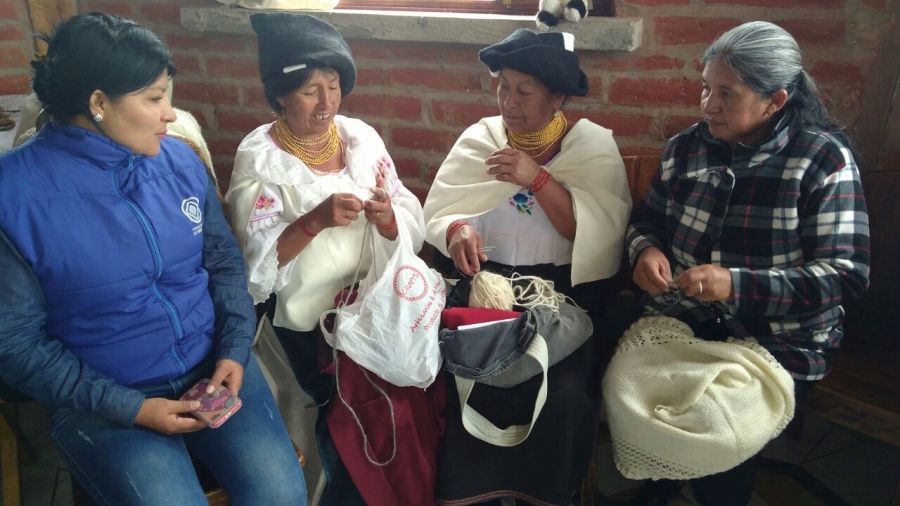 Mujeres de 4 comunidades de Imbabura participan en la capacitación sobre la elaboración de prendas de fibra de alpaca.