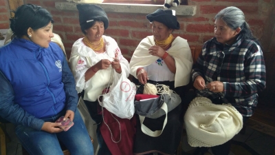 Mujeres de 4 comunidades de Imbabura participan en la capacitación sobre la elaboración de prendas de fibra de alpaca.