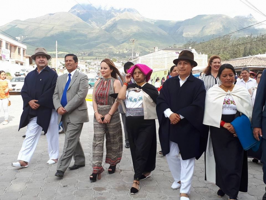 Autoridades presentes en el pregón de inicio del Pawkar Raymi en Peguche.
