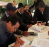 El prefecto de Imbabura, junto al secretario del Agua Humberto Cholango durante la firma de actas de comrpomiso.