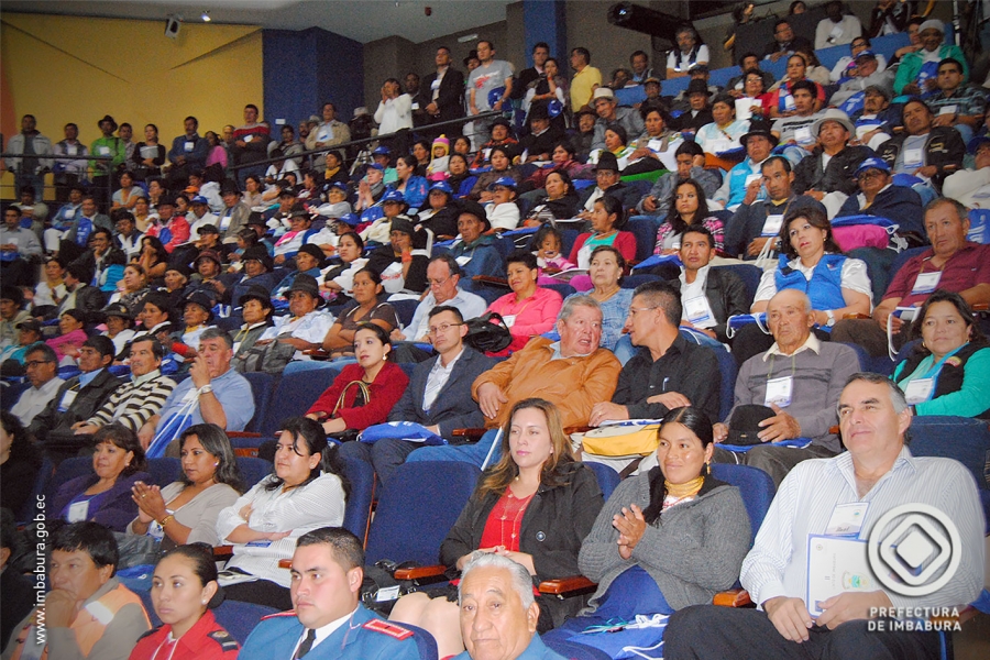 Con gran entusiasmo, hombres, mujeres, niñas, niños, jóvenes, adultos mayores y representantes de varias etnias participaron en este evento, convocado por la Prefectura. 
