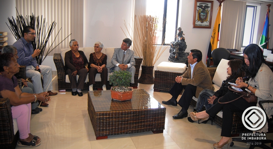  Las autoridades de la Prefectura y Patronato Provincial conversan con representantes del Club del Adulto Mayor de la ciudad de Ibarra para delinear acciones de carácter social.
