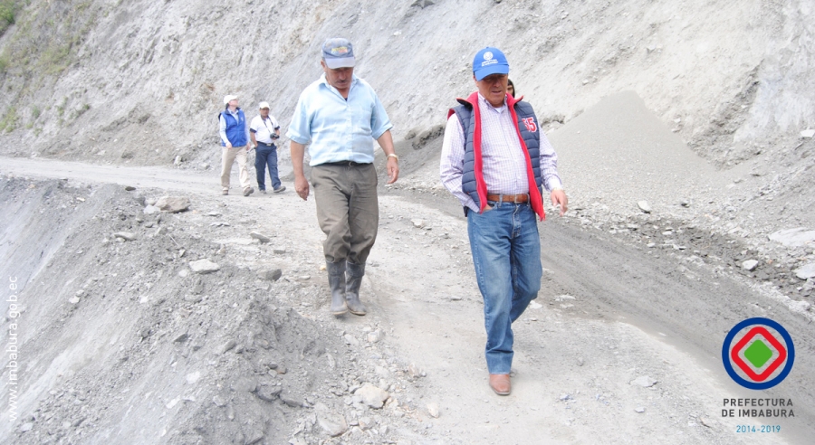 El prefecto de Imbabura, Pablo Jurado, acompañado de las autoridades locales y pobladores, recorre las carreteras de la parroquia.