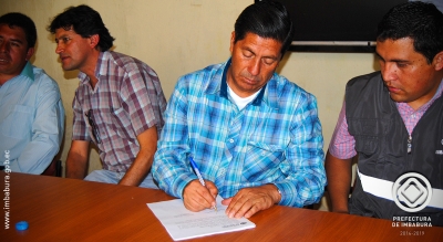 El prefecto de Imbabura, Pablo Jurado, firma el contrato para la construcción del puente en la comunidad Balsapamba.