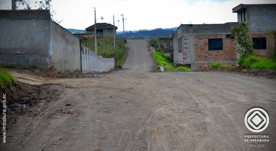 En la parroquia Eugenio Espejo, la Prefectura de Imbabura ejecuta el asfaltado de la vía de ingreso a la comunidad Mojandita de Avelino Dávila. Los trabajos están avanzados en un 60 por ciento.
