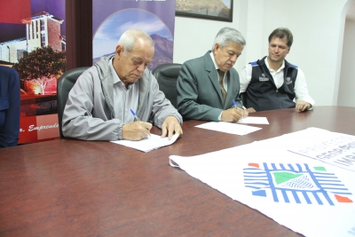 Firma del acuerdo entre autoridades de la Universidad de Otavalo y la Prefectura de Imbabura.