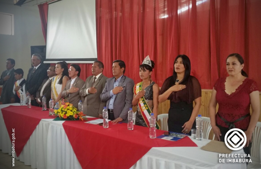 El prefecto de Imbabura, Pablo Jurado, durante su intervención en la Sesión Conmemorativa del aniversario de parroquialización de San Blas. 