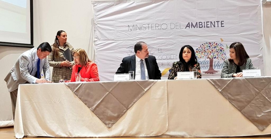  Pablo Jurado, prefecto de Imbabura y presidente de la Mancomunidad del Norte, firmó el convenio de cooperación con el Ministerio del Ambiente, para trabajar en la implementación de la Estrategia Nacional de Educación Ambiental.