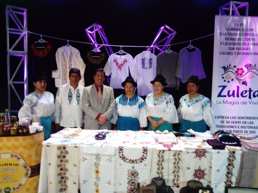 El prefecto de Imbabura, Pablo Jurado, un grupo de mujeres de la comuna Zuleta de Ibarra y el representante de los emprendedores de la misma localidad durante su visita a Teleamazonas de Quito.