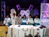 El prefecto de Imbabura, Pablo Jurado, un grupo de mujeres de la comuna Zuleta de Ibarra y el representante de los emprendedores de la misma localidad durante su visita a Teleamazonas de Quito.