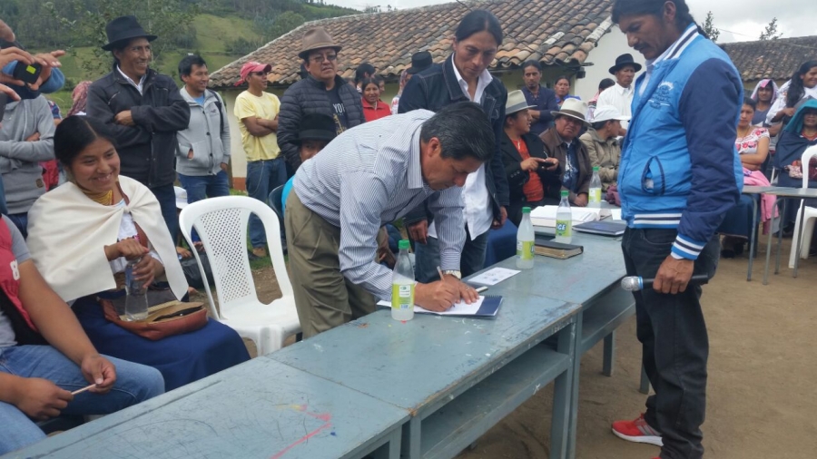 El prefecto Pablo Jurado en reunión con los pobladores de las seis comunidades pertenecientes a las parroquias San Luis y Quichinche de Otavalo.  