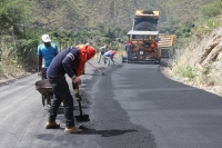 Trabajos de asfaltado de la vía Pimampiro – Puente Mataquí.