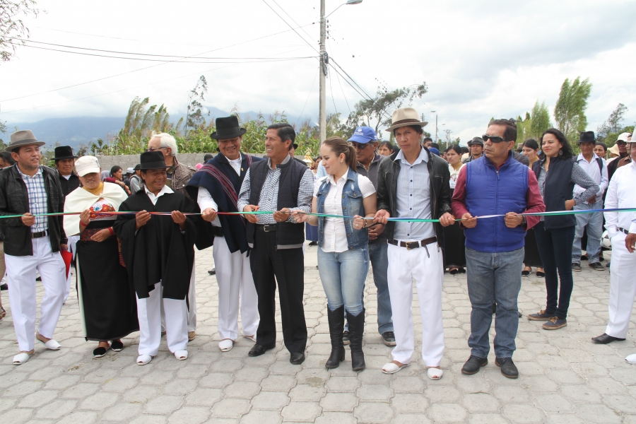 Acto de inauguración de la obra vial en beneficio de las comunidades Turucu, Santa Bárbara y El Topo de Cotacachi.
