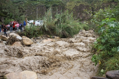 El crecimiento del agua en la quebrada Guambi afecta el paso de vehículos al camino alterno entre Pimampiro y Sigsipamba.
