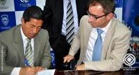 De izquierda a derecha, el Prefecto de Imbabura, Pablo Jurado, y el Director Adjunto del Programa Mundial de Alimentos, Rafael Chuinard, durante la firma del acuerdo para dar continudiad al proyecto en el 2015.