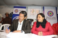 El prefecto de Imbabura, Pablo Jurado, firma el convenio para el inicio de la obra.