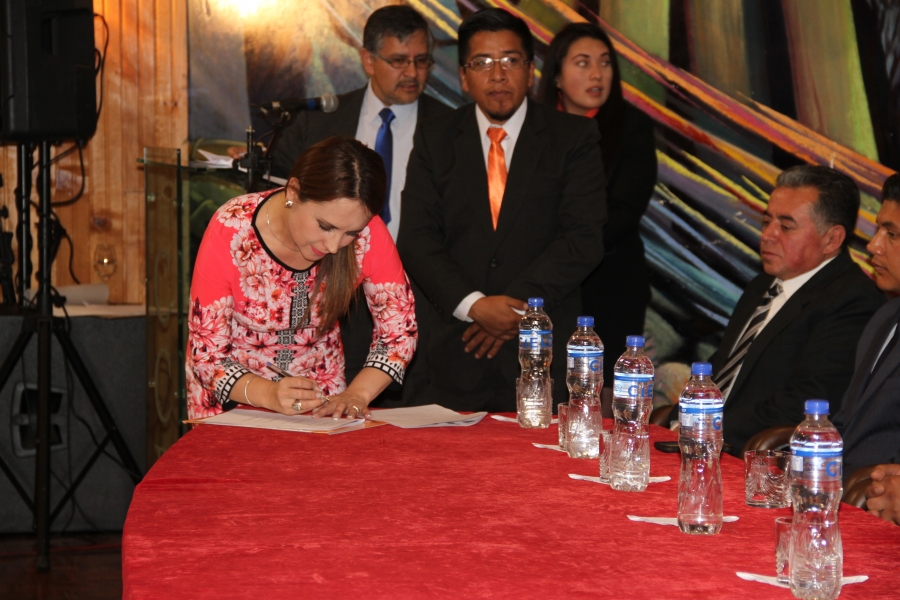 La viceprefecta de Imbabura, María Gabriela Jaramillo, fue parte de la firma del compromiso que dará paso a una importante obra vial que beneficia a las dos provincias.