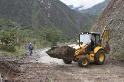 En el sector El Infiernillo, la Prefectura de Imbabura viene realizando trabajos constantes de mantenimiento de la vía para garantizar la movilización.