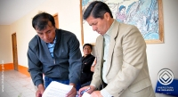 De izquierda a derecha, el Presidente del Gobierno Parroquial de Mariano Acosta, Asencio Farinango, y el Prefecto de Imbabura, Pablo Jurado, durante la firma del acuerdo para ejecutar el plan de forestación