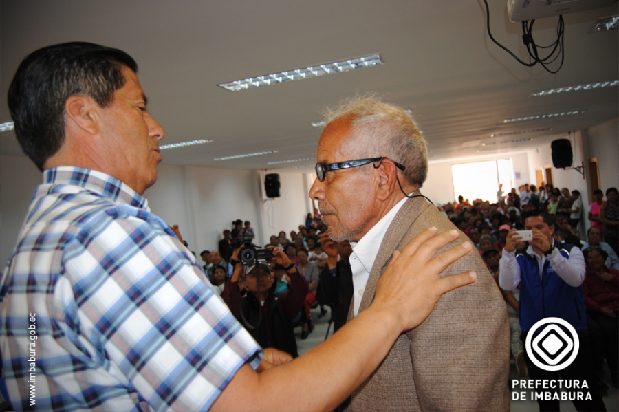El prefecto Pablo Jurado coloca los lentes a Pablo Patiño, oriundo de Miravalle. 