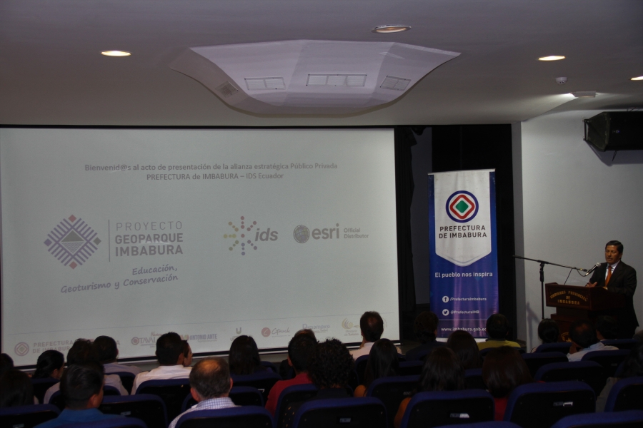 El prefecto de Imbabura, Pablo Jurado, en el acto de exposición de los beneficios de la alianza estratégica que permite el aprovechamiento de la tecnología para poner en los ojos del mundo información importante relacionada al territorio.