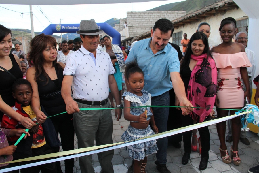 Acto de inauguración de las obras de mejoramiento vial en Chalguayaco. Participan autoridades de los organismos seccionales y pobladores.