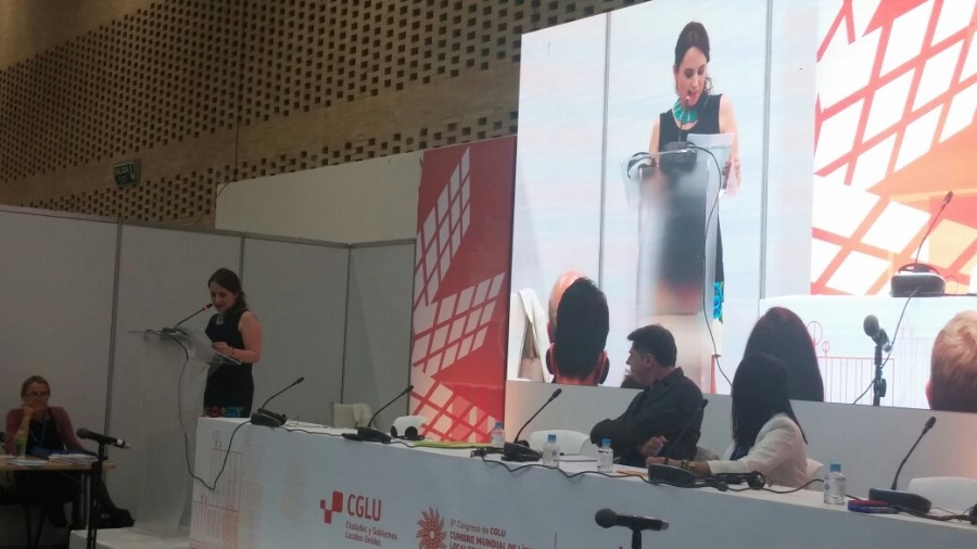 La viceprefecta de Imbabura, María Gabriela Jaramillo, durante su ponencia expuesta en la en la Cumbre Mundial de Gobiernos Locales y Regionales.