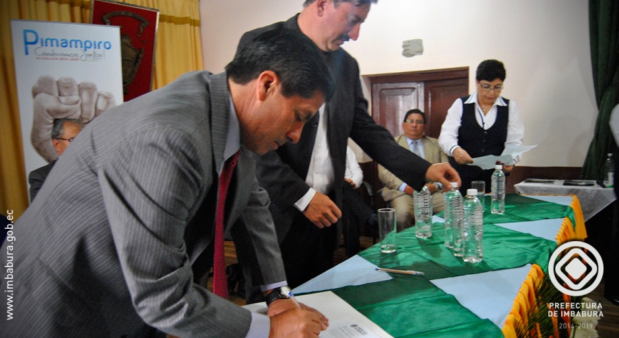 El prefecto de Imbabura, Pablo Jurado, firma el convenio de cooperación con el GAD de Pimampiro para financiar el costo de los estudios del proyecto de riego.
