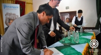 El prefecto de Imbabura, Pablo Jurado, firma el convenio de cooperación con el GAD de Pimampiro para financiar el costo de los estudios del proyecto de riego.