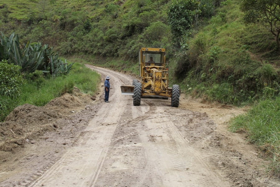 Maquinaria trabajando en el mantenimiento de los caminos en la comunidad La Magnolia, parroquia García Moreno, cantón Cotacachi.