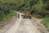 Maquinaria trabajando en el mantenimiento de los caminos en la comunidad La Magnolia, parroquia García Moreno, cantón Cotacachi.