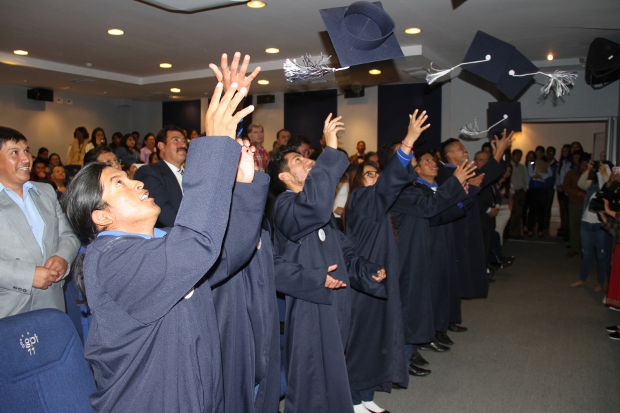 Los estudiantes graduados de bachilleres en la Unidad Educativa de Sordos del Gobierno Provincial de Imbabura. 