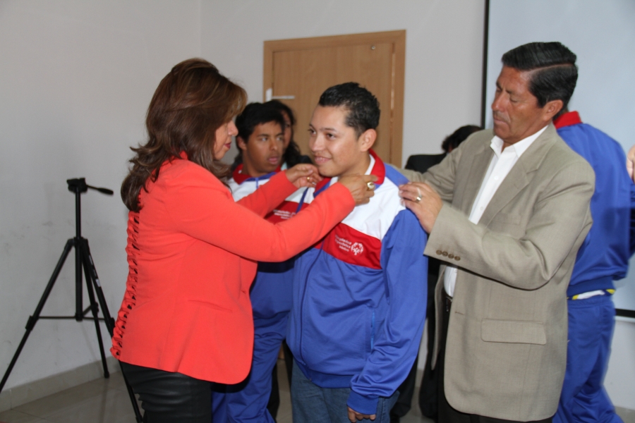 Durante el emotivo programa se realizó la entrega simbólica de la indumentaria al ciclista Hugo Dávila.