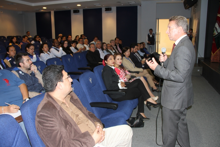 El prefecto de Tungurahua, Fernando Naranjo, durante su exposición sobre el modelo de gestión que se aplica en su provincia.