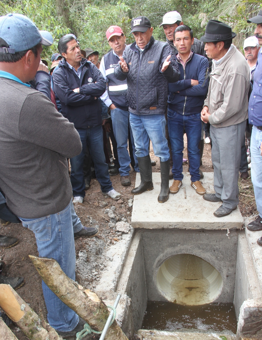 El prefecto de Imbabura, Pablo Jurado junto a técnicos de la institución y moradores de la parroquia visitaron el canal de riego.