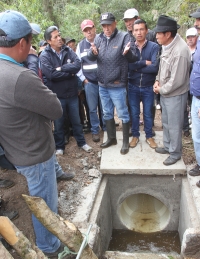 El prefecto de Imbabura, Pablo Jurado junto a técnicos de la institución y moradores de la parroquia visitaron el canal de riego.