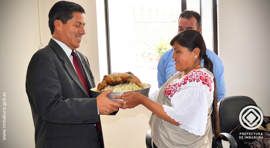 Elba Tambaco, presidenta de la Fundación &quot;Funcay Mushuc Cawsay&quot;, entrega el tradicional mediano al prefecto de Imbabura, Pablo Jurado, al comprometer su participación en la celebración.