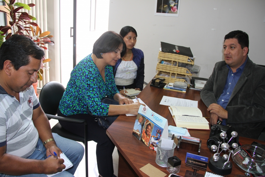 Camilo Ponce, DIRCOM de la Prefectura de Imbabura (derecha), ultima detalles con parte de los asistentes al taller de Educomunicación.