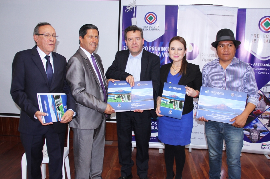 Autoridades presentes en el acto de presentación del Plan Provincial de Riego y Drenaje.