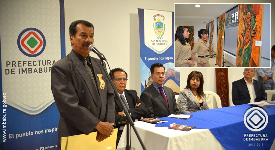 El artista Bernabé Caicedo agradece el homenaje de las autoridades de la prefectura de Imbabura.