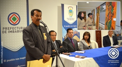 El artista Bernabé Caicedo agradece el homenaje de las autoridades de la prefectura de Imbabura.
