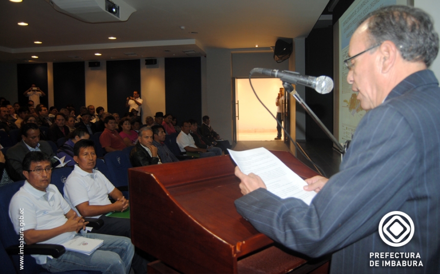 Pedro Loyo, Director de Recursos Hídricos de la Prefectura, explica a los usuarios de los sistemas de riego, la decisión del organismo de intervenir de manera activa en el mejoramiento de este servicio en toda la provincia. 