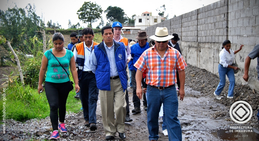 Acompañado de los pobladores de las comunidades de San Roque el prefecto de Imbabura, Pablo Jurado, recorre los caminos destruidos y compromete la intervención en obras de mejoramiento.
