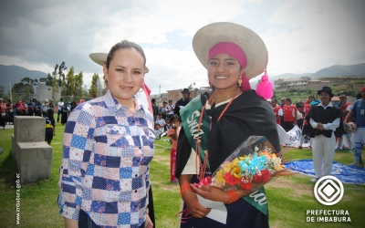 •	La viceprefecta María Gabriela Jaramillo junto a la ñusta del Pawkar Raymi, Mirian Chalán.