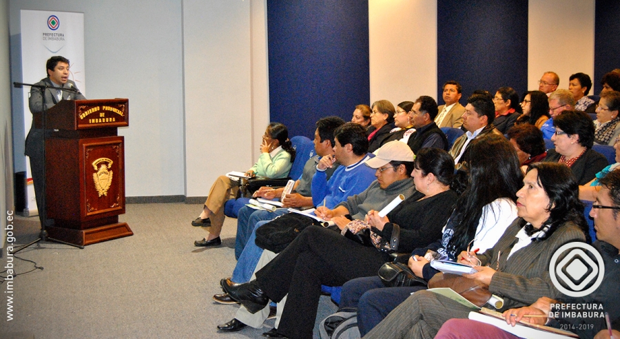 En el auditorio de la Prefectura de Imbabura se reunieron los representantes de las instituciones educativas para conocer las bases y reglamentos del proyecto.
