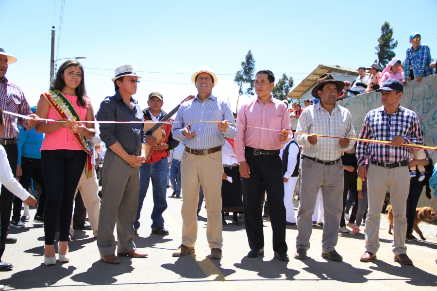 El prefecto de Imbabura, Pablo Jurado, durante la inauguración del asfaltado de la vía.