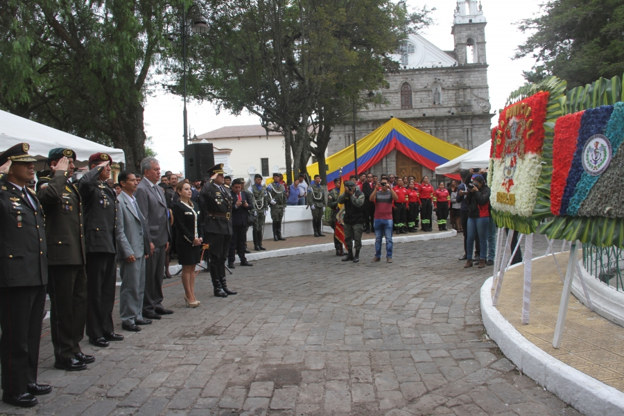 La prefecta subrogante de Imbabura, María Gabriela Jaramillo, acompañada de autoridades civiles y militares, participa en la colocación de ofrendas florales en el monumento a los héroes de la batalla de Ibarra.